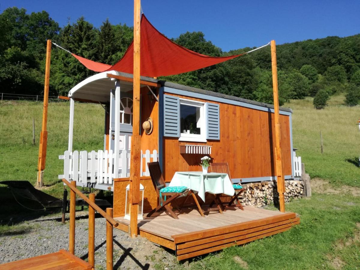 Zuruck Zur Natur - Urlaub Im Zirkuswagen, Sommeratelier Oder Schindelwagen Adenbach Exterior photo